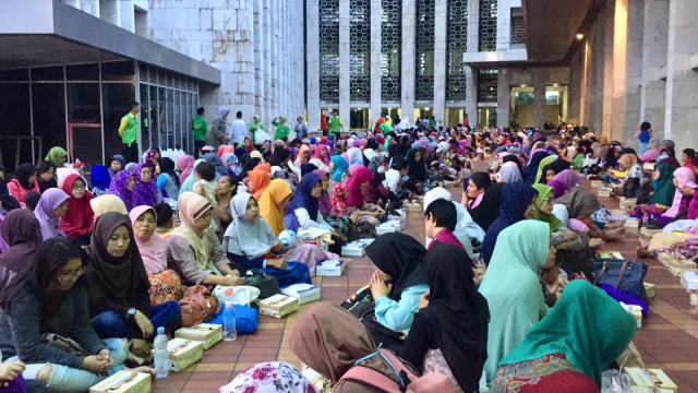 Pembagian takjil di Masjid Istiqlal yang teratur. (Foto: Shika Arimasen Michi/kumparan)