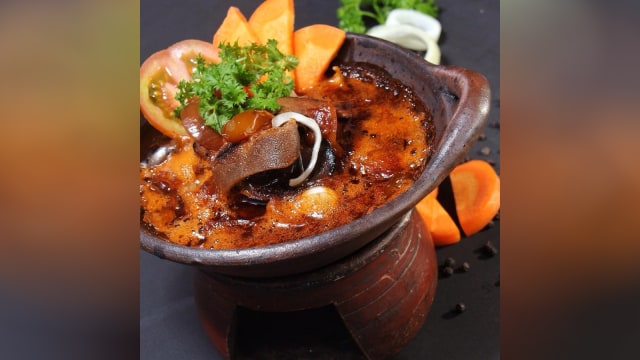 Menu andalan di Dapoer Bistik. (Foto: Instagram @foodforpeace_)