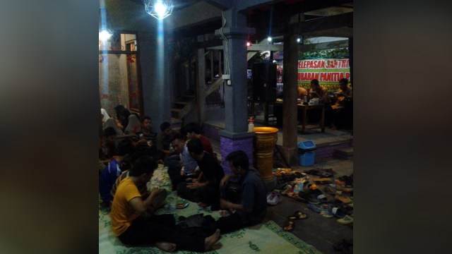 Pengunjung di Dapoer Bistik. (Foto: Instagram @foodforpeace_)