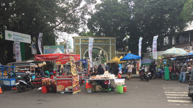 Jelang buka puasa di Masjid Agung Sunda Kelapa. (Foto: Moh Fajri/kumparan)