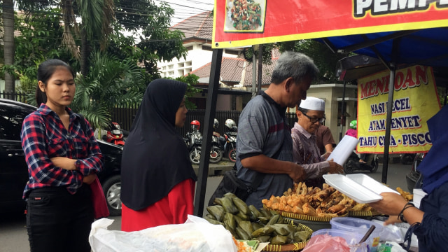 Jelang buka puasa di Masjid Agung Sunda Kelapa. (Foto: Moh Fajri/kumparan)