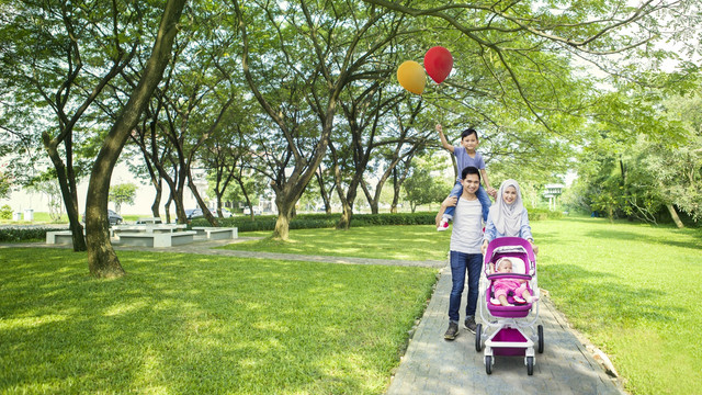 Ilustrasi anak jalan-jalan dengan orang tua. (Foto: Thinkstock)