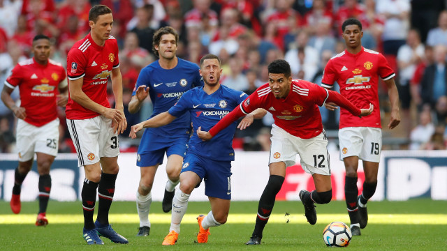 Chris Smalling dan Eden Hazard (Foto: REUTERS/Andrew Yates)