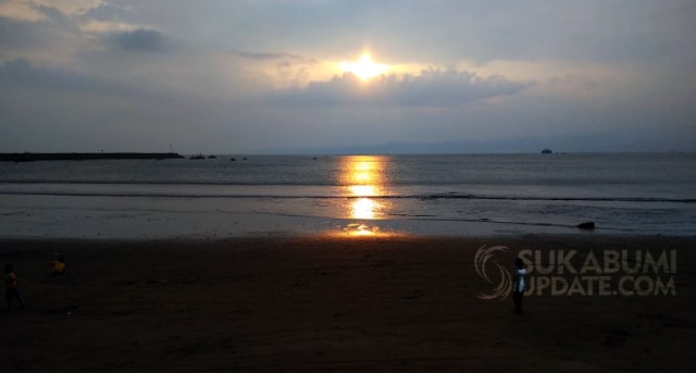 Menanti Matahari Terbenam di Pantai Batu Bintang Cipatuguran Palabuhanratu