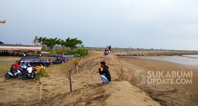 Menanti Matahari Terbenam di Pantai Batu Bintang Cipatuguran Palabuhanratu (1)