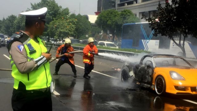 Damkar berusaha memadamkan api (Foto: Dok. Istimewa)