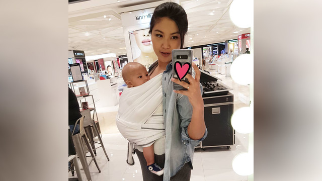 Zivanna Letisha dan anaknya. (Foto: Instagram/@zivannaletisha)