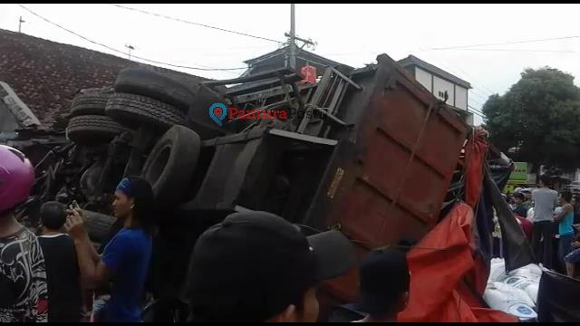 Selain Bangunan, Truk di Bumiayu Tabrak 14 Kendaraan