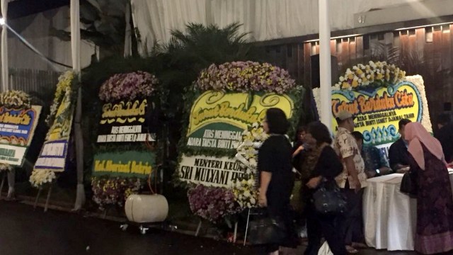 Karangan bunga di rumah duka Adara Taista. (Foto: Mirsan Simamora/kumparan)