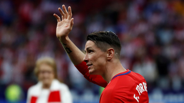 Torres saat mengucapkan selamat tinggal kepada Atletico Madrid. (Foto: Reuters/Juan Medina)