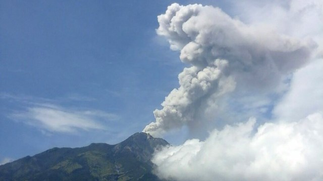 Suasana letusan freatik Merapi (Foto: Twitter @BPPTKG)