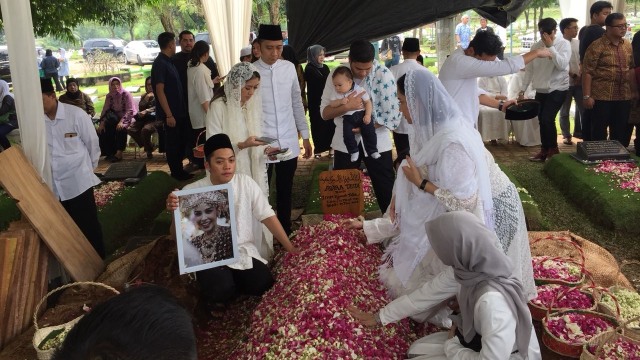 Rasyid dan Ibas di pusara Adara Taista (Foto: Reki Febrian/kumparan)