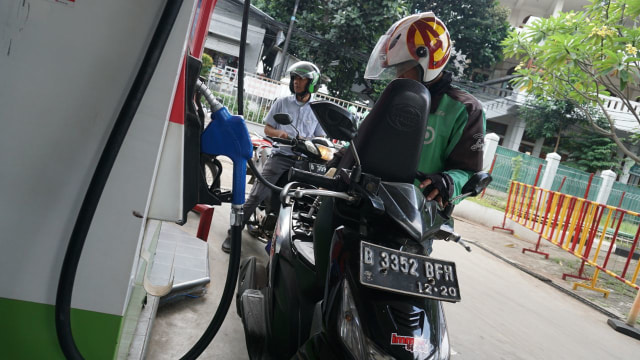 Petugas mengisi BBM jenis Pertamax di SPBU. (Foto: Puti Cinintya Arie Safitri/ kumparan)