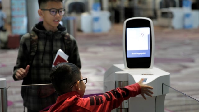 Teknologi facial recognition di T4 Bandara Changi. (Foto: REUTERS/Thomas White)