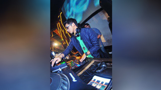 Ricky Harun sebagai DJ. (Foto: Twitter @Dwi2dewi)