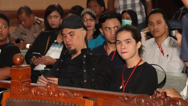 Ahmad Dhani dan Dul di ruang sidang (Foto: Munady)