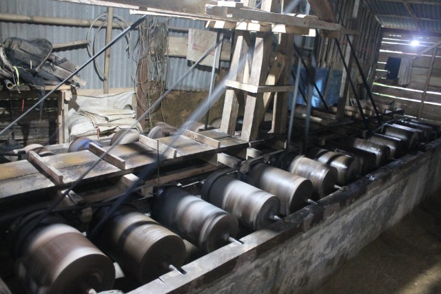 Gulundung di tempat pengolahan emas (Foto: Utomo P/kumparan)