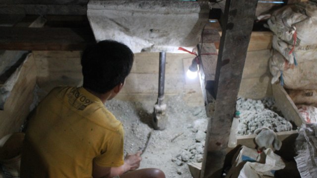 Kurniawan (19) saat menghancurkan batuan (Foto: Utomo P/kumparan)