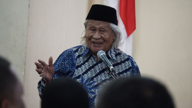 Ridwan Saidi saat berorasi politik. Foto: Puti Cinintya Arie Safitri/kumparan