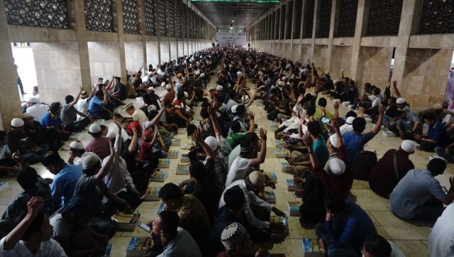 Suasana buka puasa bersama di Masjid Istiqlal. (Foto: Irfan Adi Saputra/kumparan)