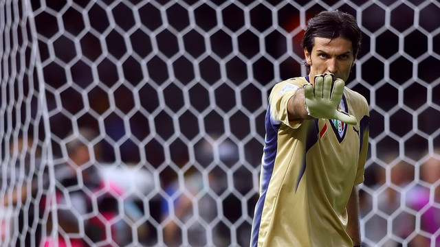 Buffon di final Piala Dunia 2006 (Foto: PATRIK STOLLARZ / AFP)