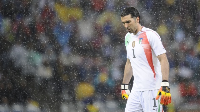 Buffon di Piala  Dunia 2010. (Foto: FILIPPO MONTEFORTE / AFP)