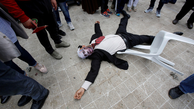 Protes warga Maroko menolak kepindahan Kedubes AS (Foto: REUTERS/Youssef Boudlal)