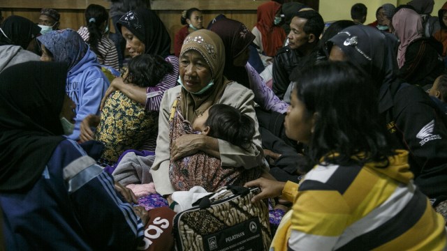 Korban letusan freatik Gunung Merapi mengungsi. (Foto: ANTARA FOTO/Hendra Nurdiyansyah)
