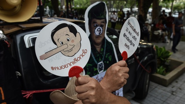 Aksi unjuk rasa di Thailand. (Foto: AFP/Lillian Suwanrumpha)