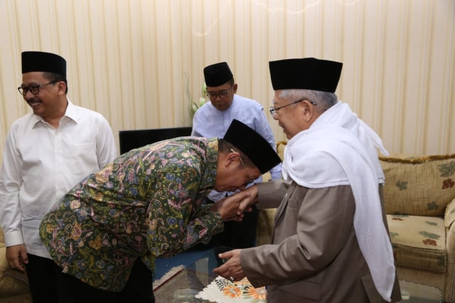 Menag cium tangan Ketum MUI Kiai Maruf Amin. (Foto: dok. Zainut Tauhid)