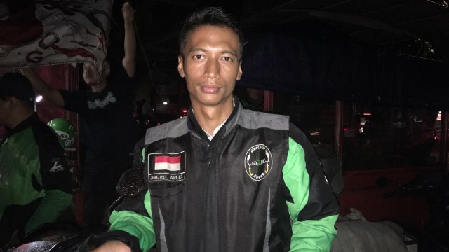 Hermawan, driver Gojek mengawal ambulan. (Foto: Irish Tamzil/kumparan )