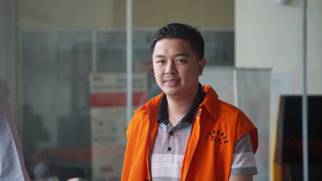 Adriatma usai jalani pemeriksaan di Gedung KPK. (Foto: Fanny Kusumawardhani/kumparan)