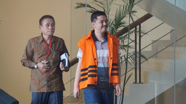 Adriatma usai jalani pemeriksaan di Gedung KPK. (Foto: Fanny Kusumawardhani/kumparan)