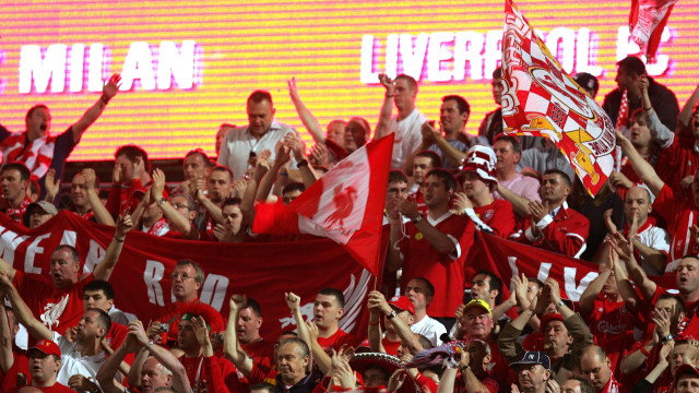 Suporter Liverpool di Istanbul. (Foto: TARIK TINAZAY / AFP)