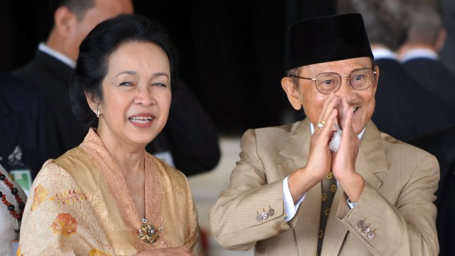 Hasri Ainun Habibie dan BJ. Habibie. (Foto: AFP/Adek Berry)