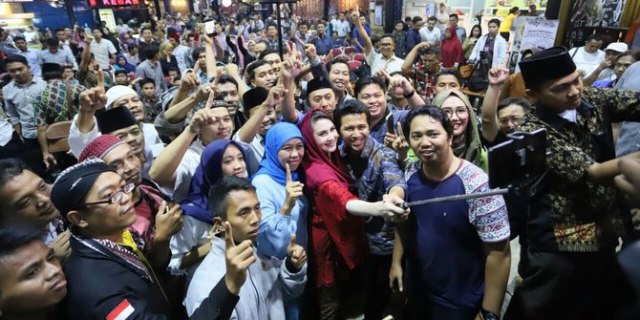 Khofifah-Emil Berhasil Rebut Hati Generasi Milenial