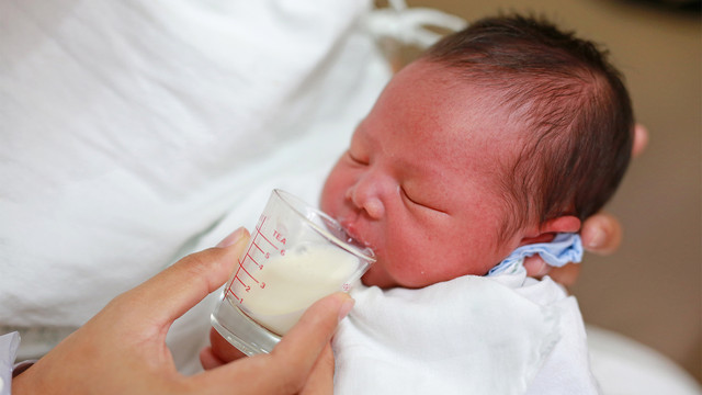 Seorang ibu gunakan Cup Feeder pada balitanya (Foto: Thinkstock)