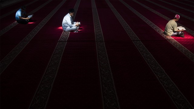 Warga melaksanakan ibadah di bulan ramdhan. (Foto: ANTARA FOTO/M Agung Rajasa)