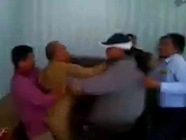 Ini Detik-detik Hitler Nababan Dikeroyok Massa, Gara-gara Meme Rizieq Amien Rais