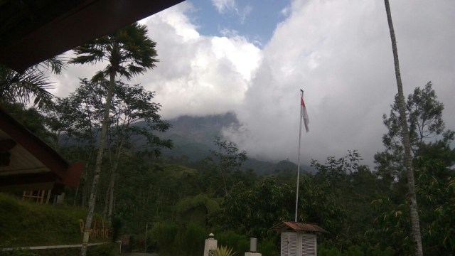 Gunung Merapi erupsi freatik (Foto: Dok. BPPTKG)