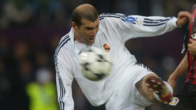 Tendangan voli ZIdane. (Foto: DAMIEN MEYER / AFP)