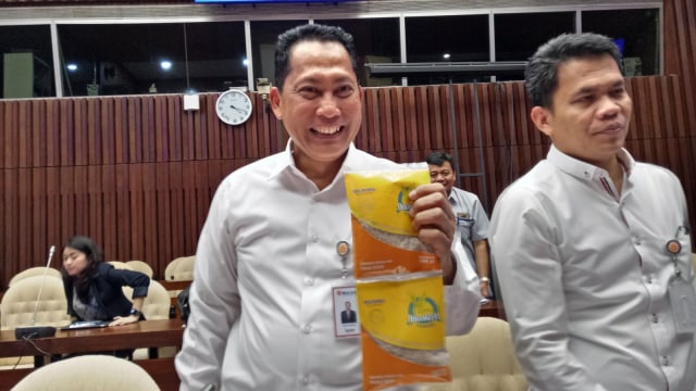 Budi Waseso memperlihatkan beras sachet di DPR Foto: Resya Firmansyah/kumparan