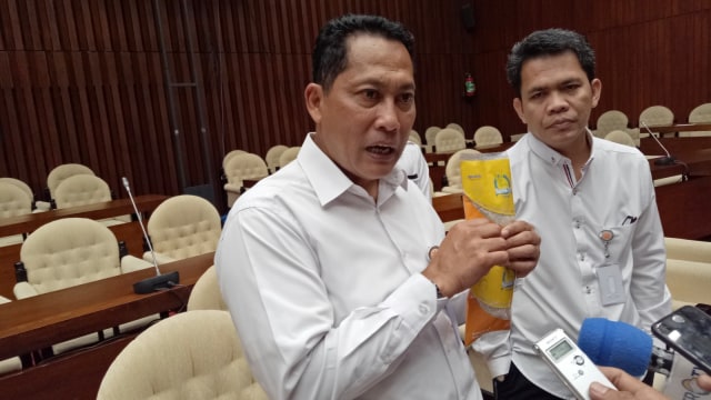 Budi Waseso memperlihatkan beras sachet di DPR (Foto: Resya Firmansyah/kumparan)