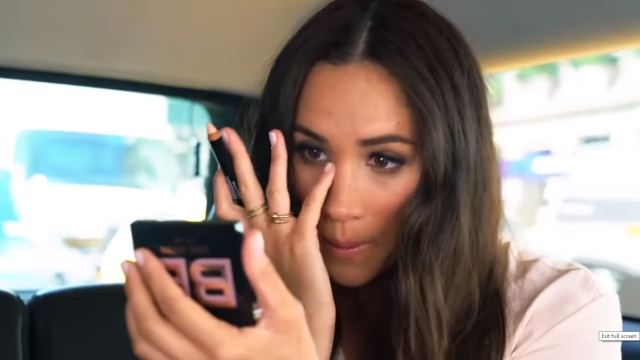 Meghan Markle makeup di dalam mobil. (Foto: Facebook/Bobbi Brown Cosmetics)
