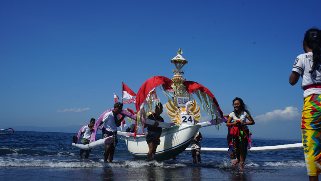 Festival Bahari di Klungkung Paradekan Jukung Nelayan