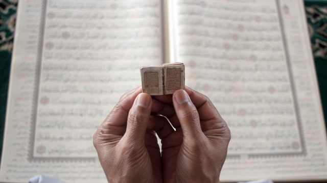 Alquran mini bertinta emas (Foto: ANTARA FOTO/Yulius Satria Wijaya)