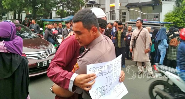 Social Experiment: Wanita Bercadar di Depan Gereja di Sukabumi