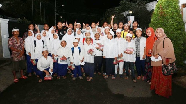 Marini Zumarnis Berfoto dengan Anak Yatim (Foto: Dok. Harley Davidson Club Indonesia)
