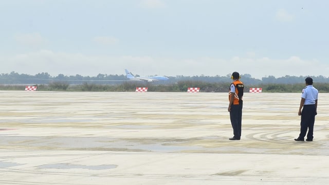 Pendaratan resmi pertama di Bandara Kertajati (Foto: Biro Setpres)
