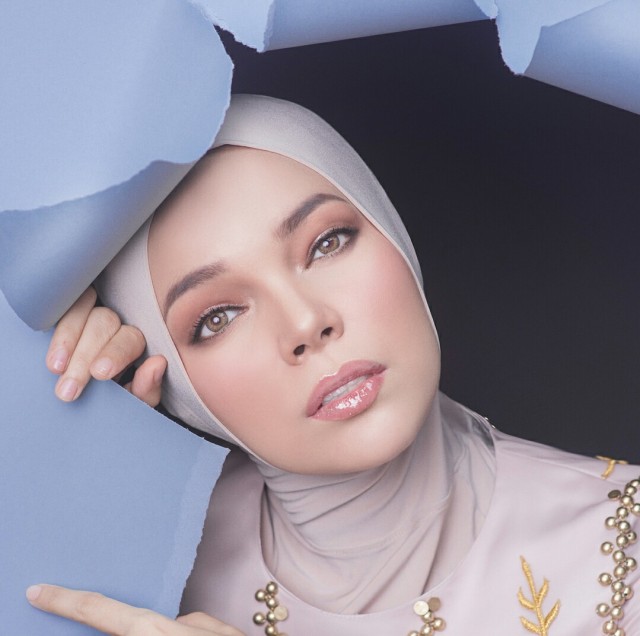 10 Artis yang Pilih Pindah Keyakinan demi Pasangan (4)